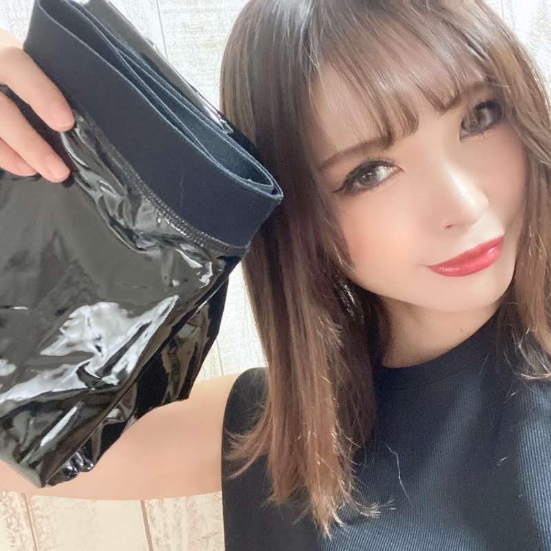 ほしい物リストより
キャバ嬢が使ってるファンデの
めっちゃ欲しかったV3と
エナメルパンツ頂い 1