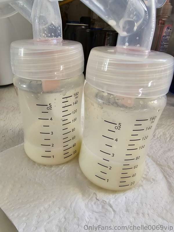 Happy friday ❤️ My milk supply is ridiculous....this is a pi.. 2