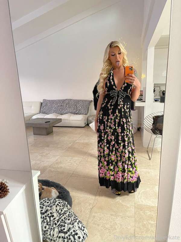 Slut in a dress 👗🥰😋