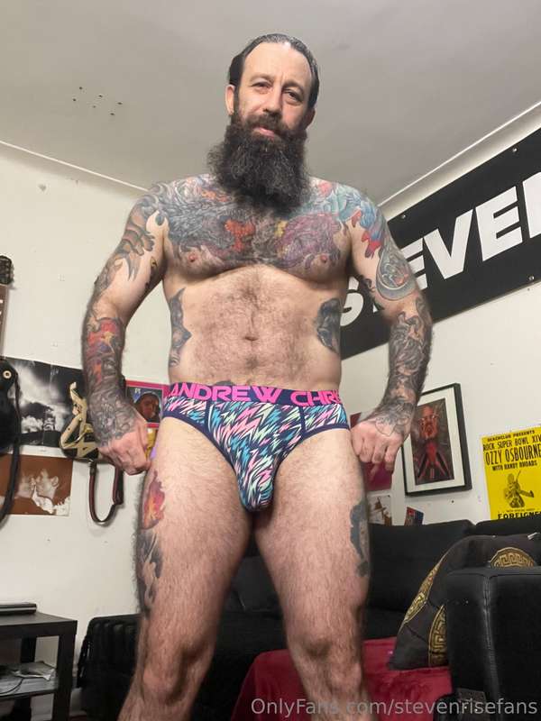 Rocking my ACs today, do you like how they hold my bulge? (O..