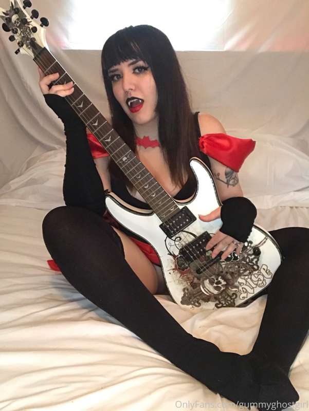 Hex Girls cosplay! Ever wanted to see what’s under Thorn’s d.. 19