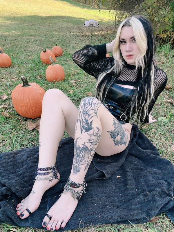 Wanna suck my toes in the pumpkin patch? 1