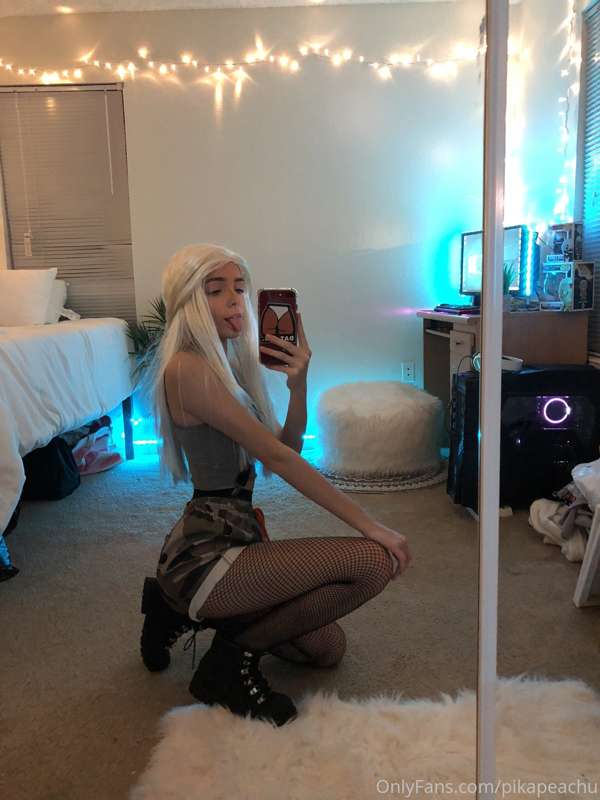 Throwback to one of my first nude cosplays 😅 do you know who.. 4
