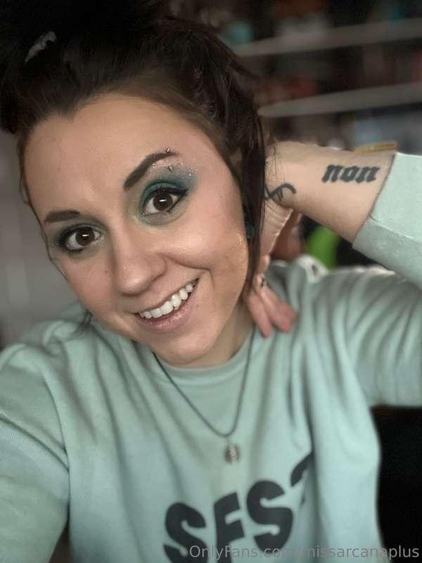 Tip if you’d like me to do a set with this vibe and makeup! .. 2