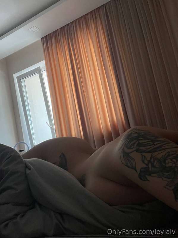 I'm lying here bored 💘Honey, would you like to keep me compa.. 1