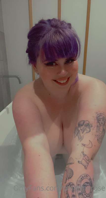 New hair and I had this awesome bath whilst I was away. unfo.. 2