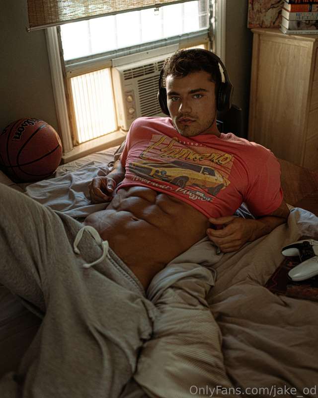 Here's my latest shoot... Frat houses are one of my favourit..