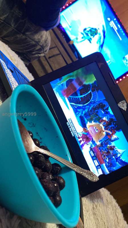fortnite, the grinch, and a snack 🤤☺️ i had a good day, how ..