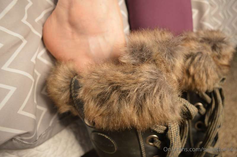 Its sooooo cold here right now.  These boots make my feet so.. 24