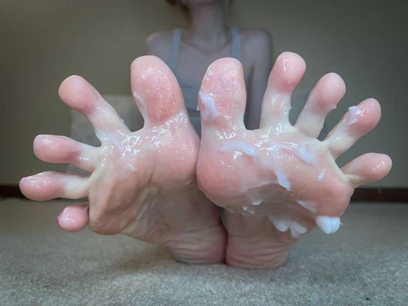 Wouldn't you love to cover these feet with your cum?? 💦💦 7