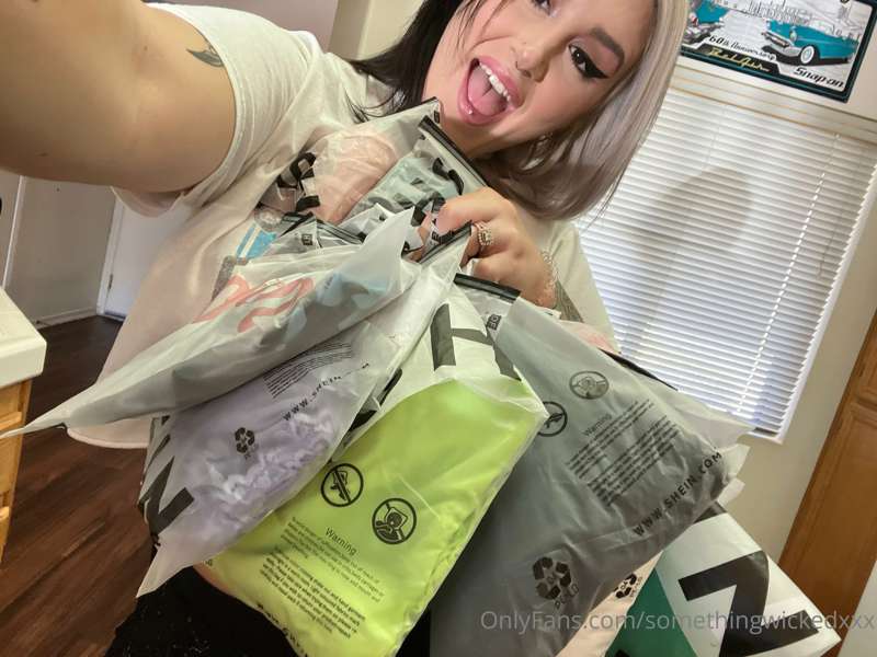 SO many new sexy clothes! Should I do a try on haul vid? 👀