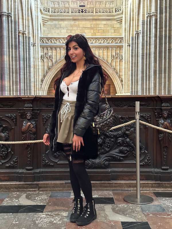 Habibi come to Prague 🇨🇿🇵🇰 Keep swiping to see my tiddies 🙈 .. 33