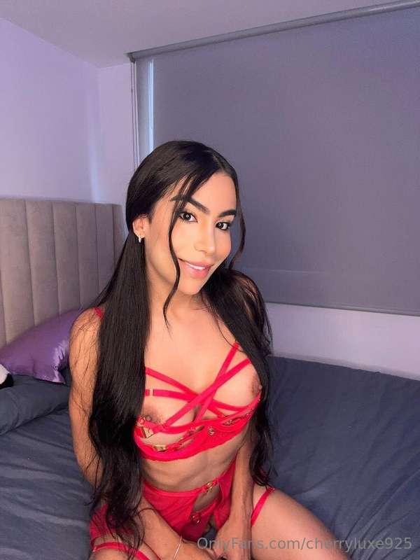 🖤 I’m @nikkinoir the T-girl who’ll ties your tie in the morn..