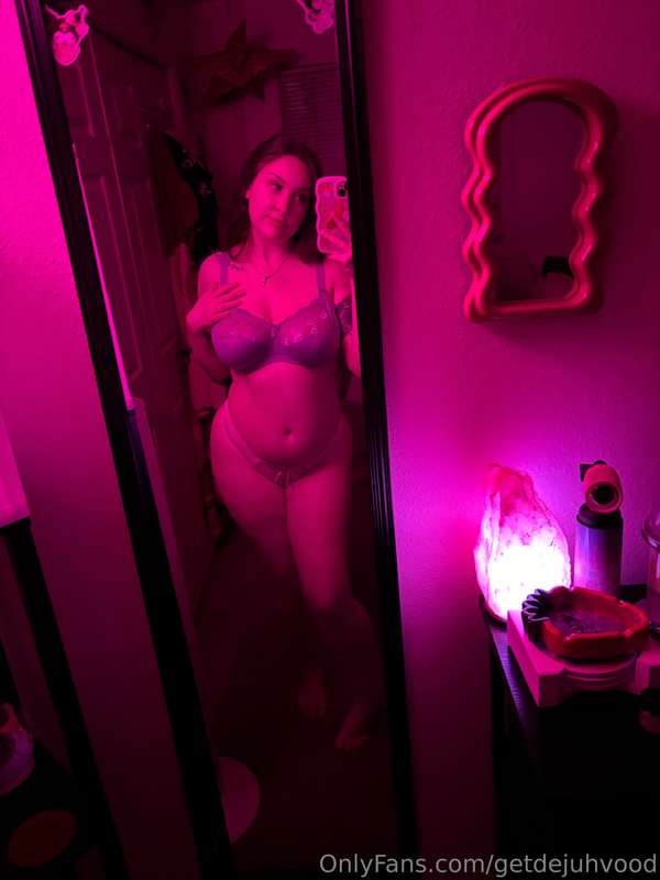 did you miss me? 😏 ft my new sexy pink light and mirror that.. 1