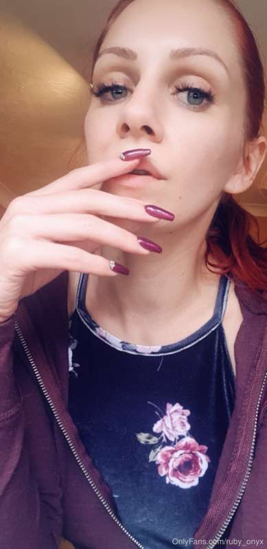 Long nail fetish? Hit me up!! 😘
