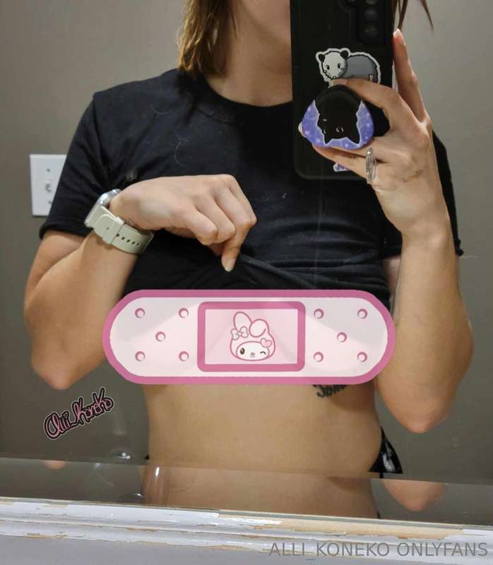 Some premium underboob 😊🩷Unlock to remove the sticker!!