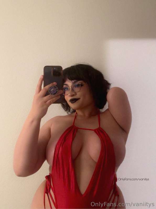 Do you like me in red??😈😈😈