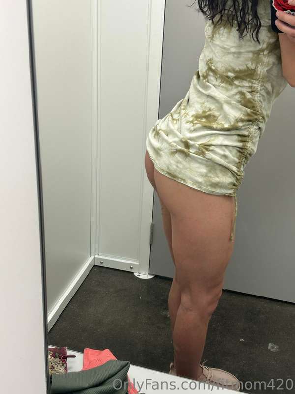 pov: my phone when I try on clothes in the fitting room 🤪 3
