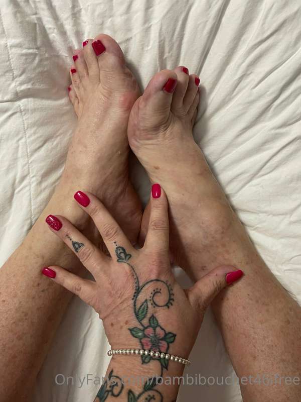 Hello this is for all the feet peeps….Hope this makes you sm..