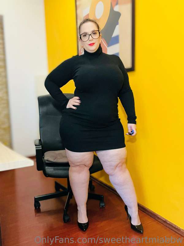 Happy Monday ! Would you get in trouble with HR if i was you.. 16