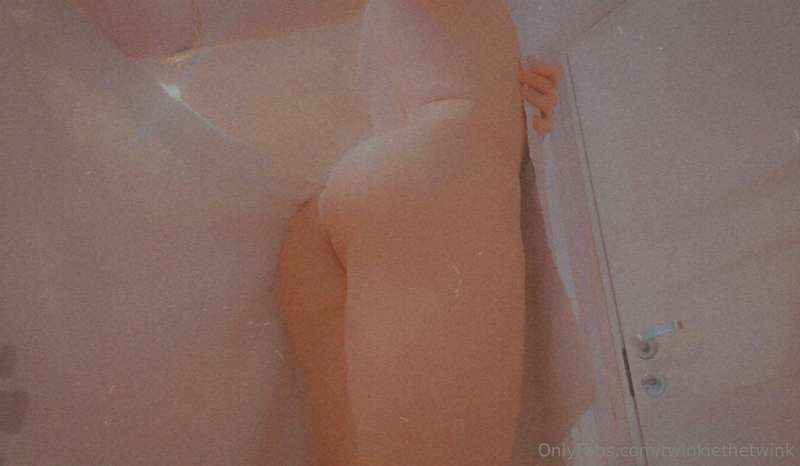 Naked post-shower twink :o 14