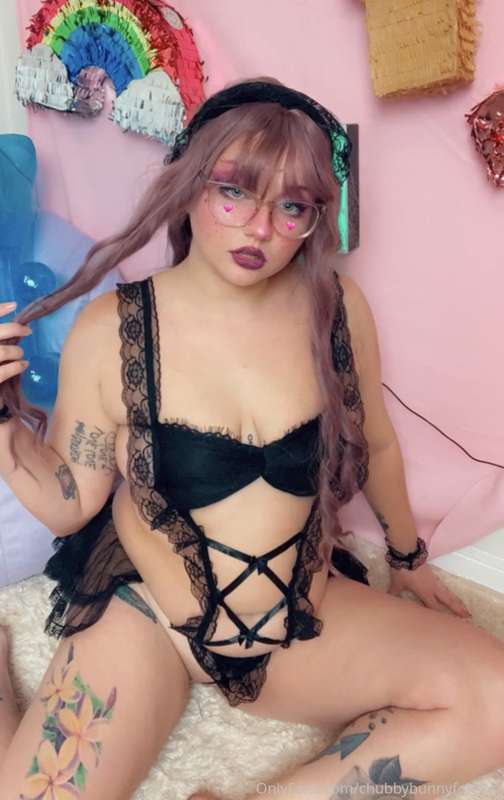 Would you let me clean out your fridge? 🤤 I’m feeling hungry.. 8