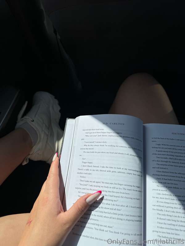 The girl who liked to read📚And I have huge plans for this ye.. 1