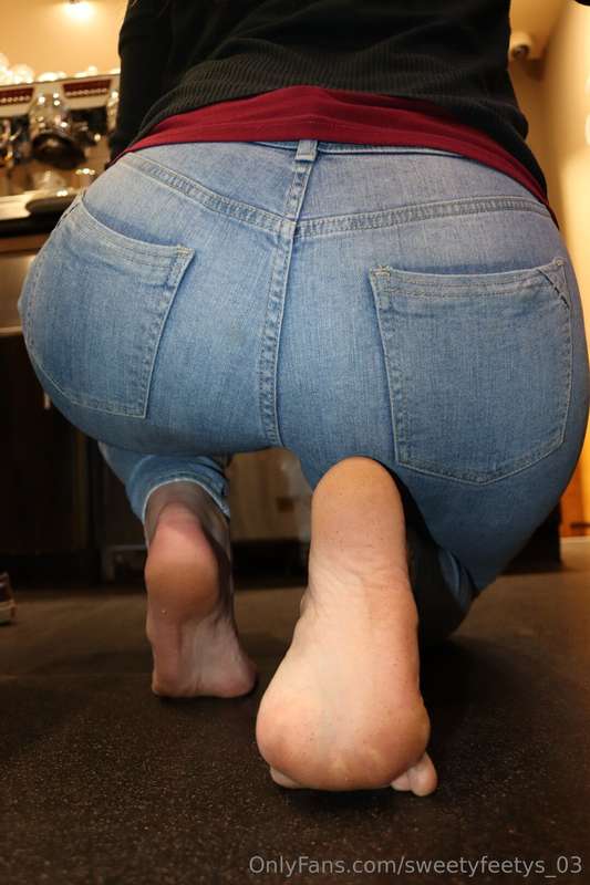 Jeans and bare feet combo 🔥😎