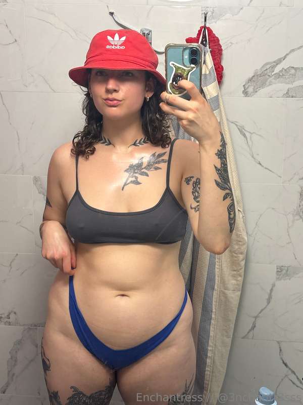 sunscreened 💪✨ look how wide my hips are  2