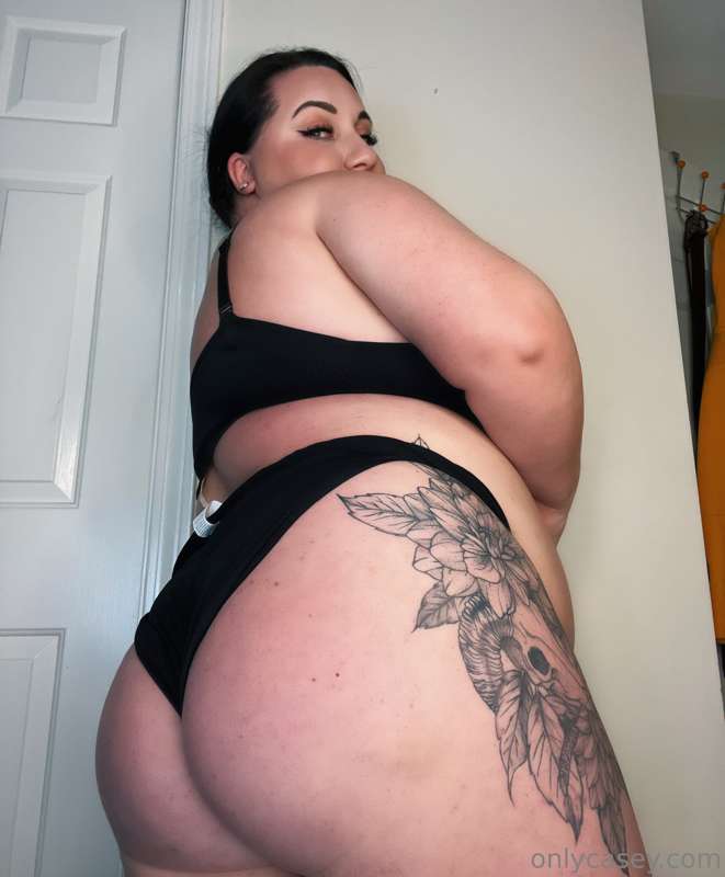 Booty is thickening up too 😍 must be all that cake I’ve been..