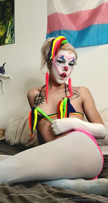 Moxy the clown cums to town thus Halloween season 🤡 hope yal.. 2