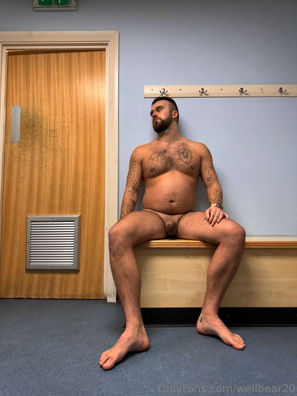 You see this bear who’s bulked too hard in the gym changing .. 2