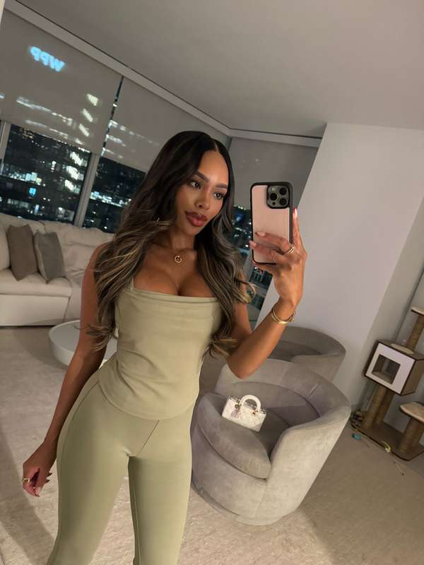 Do we like this color on me? 💚 1
