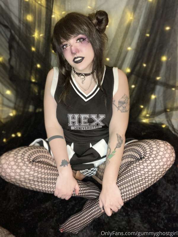Your goth cheerleader gf wants to help you score 🖤 20