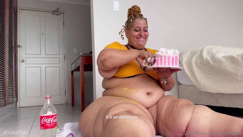 ON SALE!Huge Pear Ass SSBBW: Stuffing 3 Cakes to Grow Bigges..