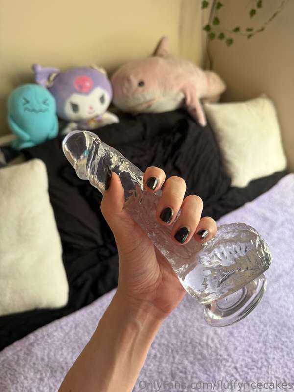 some of you wanted to know how big my clear dildo is, so her..
