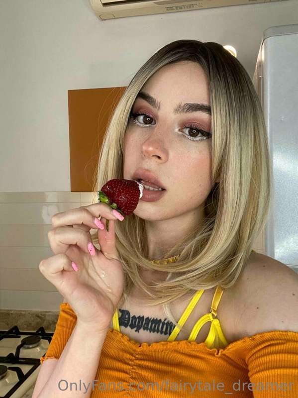 Really wanted to be in trend and try to eat strawberry in se.. 3