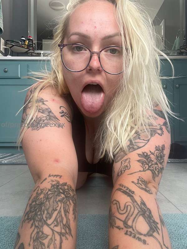 I know you want me on my knees, looking up at you 🤤🤤 3