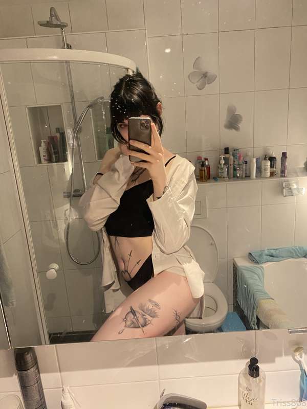 Hi everyone! 🖤

I took some dumb pics in my bathroom last sa.. 14