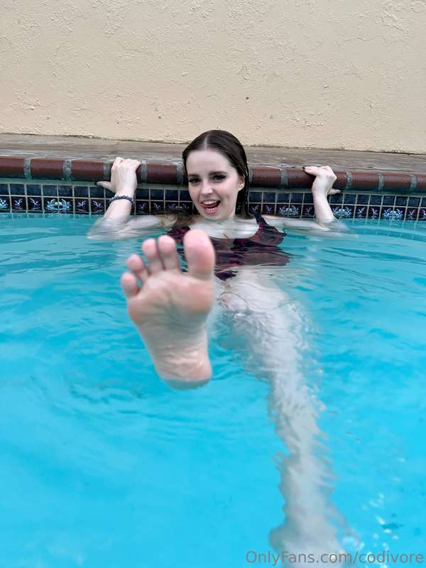 Crinkly pool toes 🦶🏻 4
