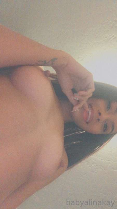 live at 9pm pst/ 12am est 👅