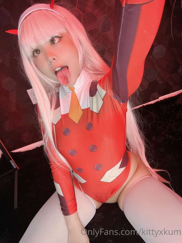 some selfies from the zero two cosplay set that i’ll be uplo.. 28