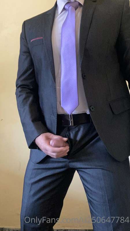 Quem curte um macho com tesão de terno? 2