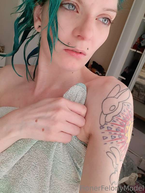 Who wants to see me wet after my shower  🌡(no makeup no filt..