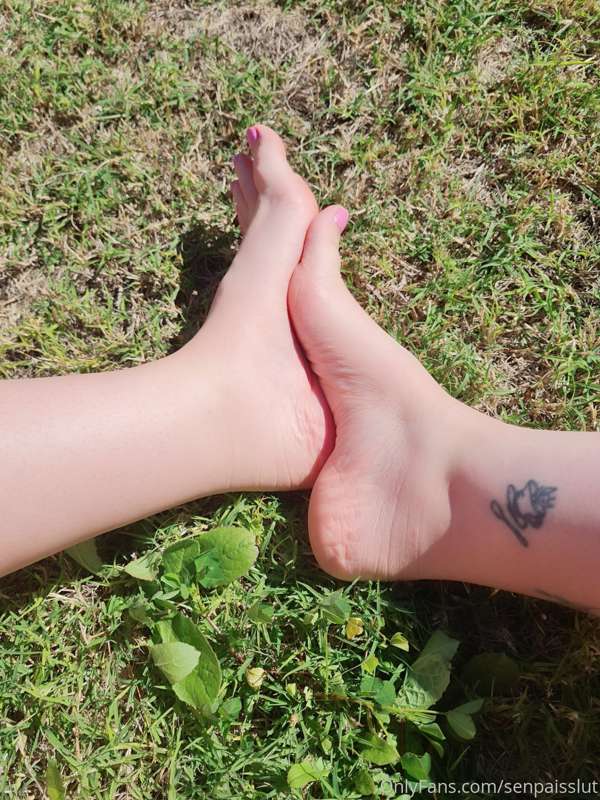 Feels so good walking around in the grass 😍 2