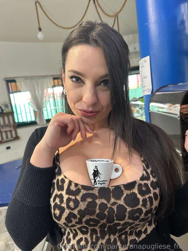 Voglia di caffè o cam?😏Su OF sto postando nuovi contenuti 😏T..