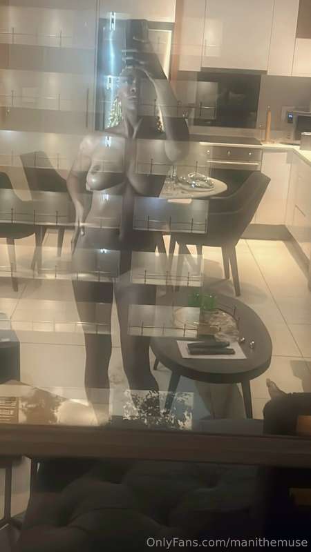living room nudes 😏 3