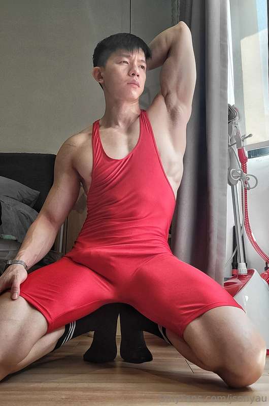 感觉很久没自拍运动完后穿袜子的我，所以就拍了。本来想自慰，但想起这拜六有合作拍片，需要存精量。It's been awh.. 3