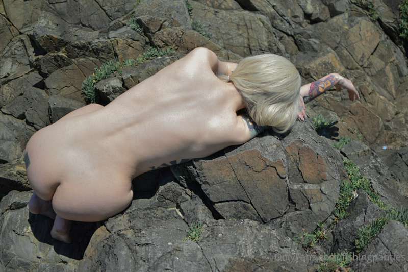 🇺🇸 My upturned ass on the rocks and in the sun 🤭🥵

🇪🇸 Mi cul..