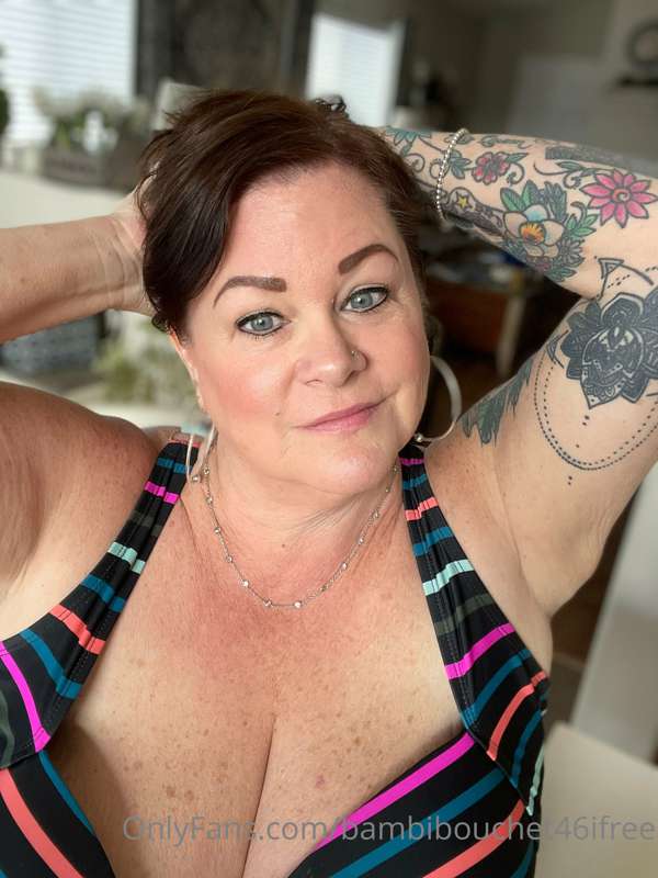 Happy thick Thursday!!! Heading to the pool, who wants to be.. 1